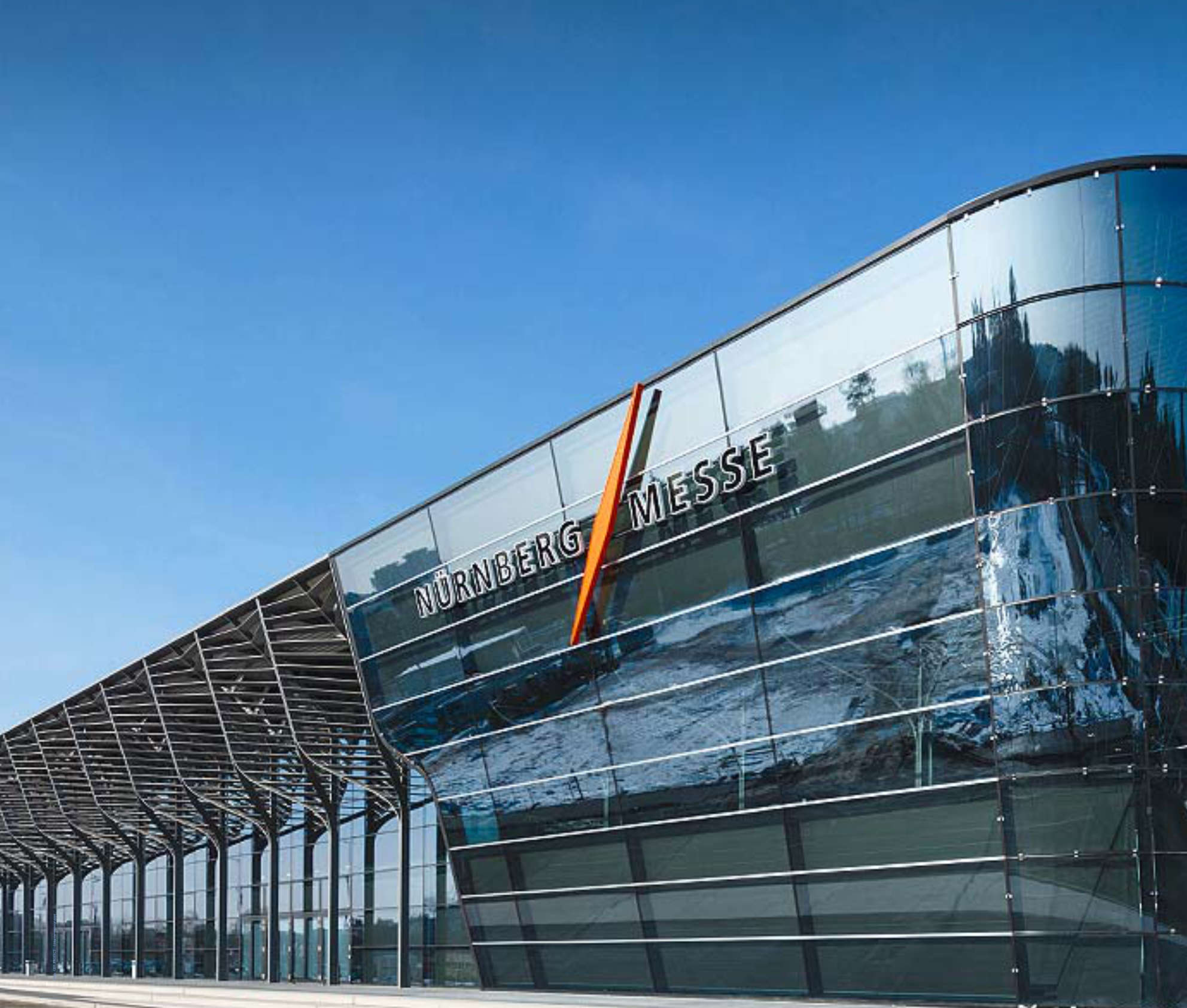 Außenansicht der Messehalle Nürnberg, GEO PROTECT®-Referenz zur Rückhaltung und Versickerung von Niederschlagswasser.