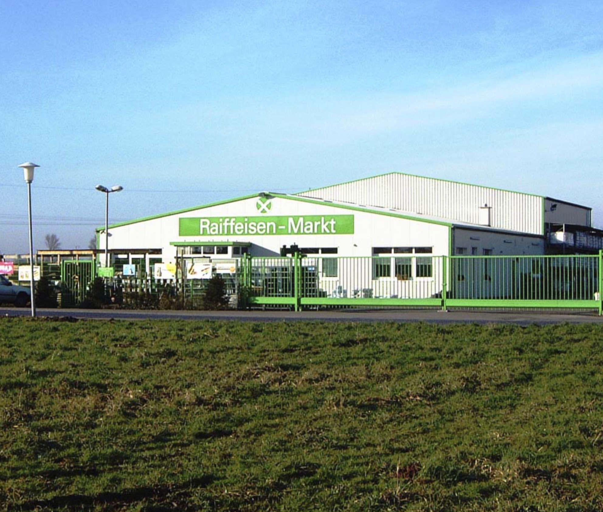 Gebäudeansicht Raiffeisen Markt, GEO PROTECT®-Referenz zur Nutzung, Löschwasservorhaltung, Versickerung und Behandlung von Niederschlagswasser.